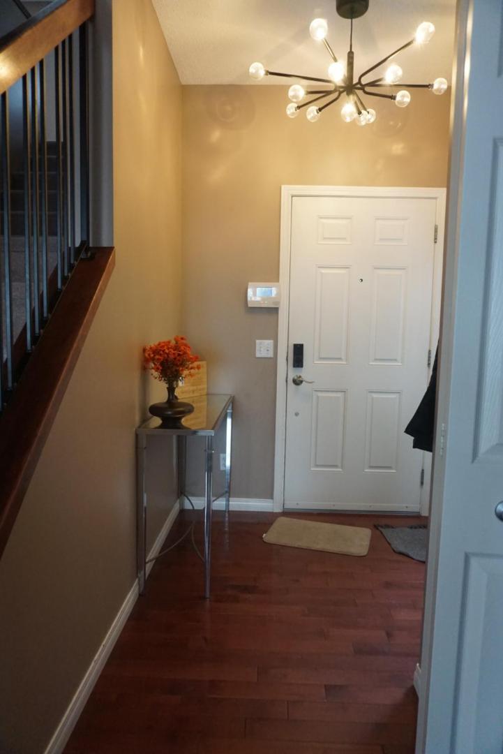 Cozy Comfort In Se Calgary, Canada