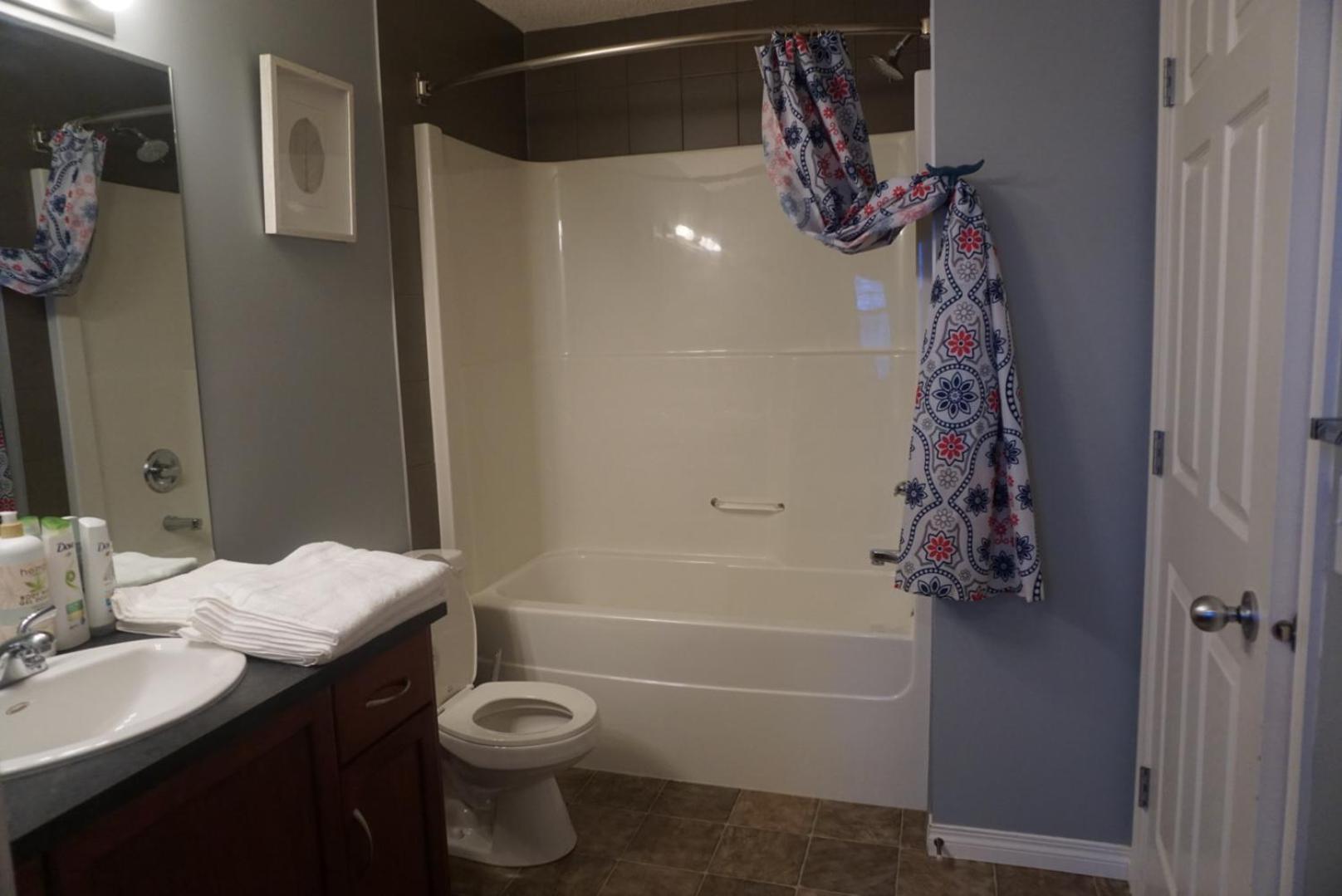 Cozy Comfort In Se Calgary, Canada Homestay Calgary