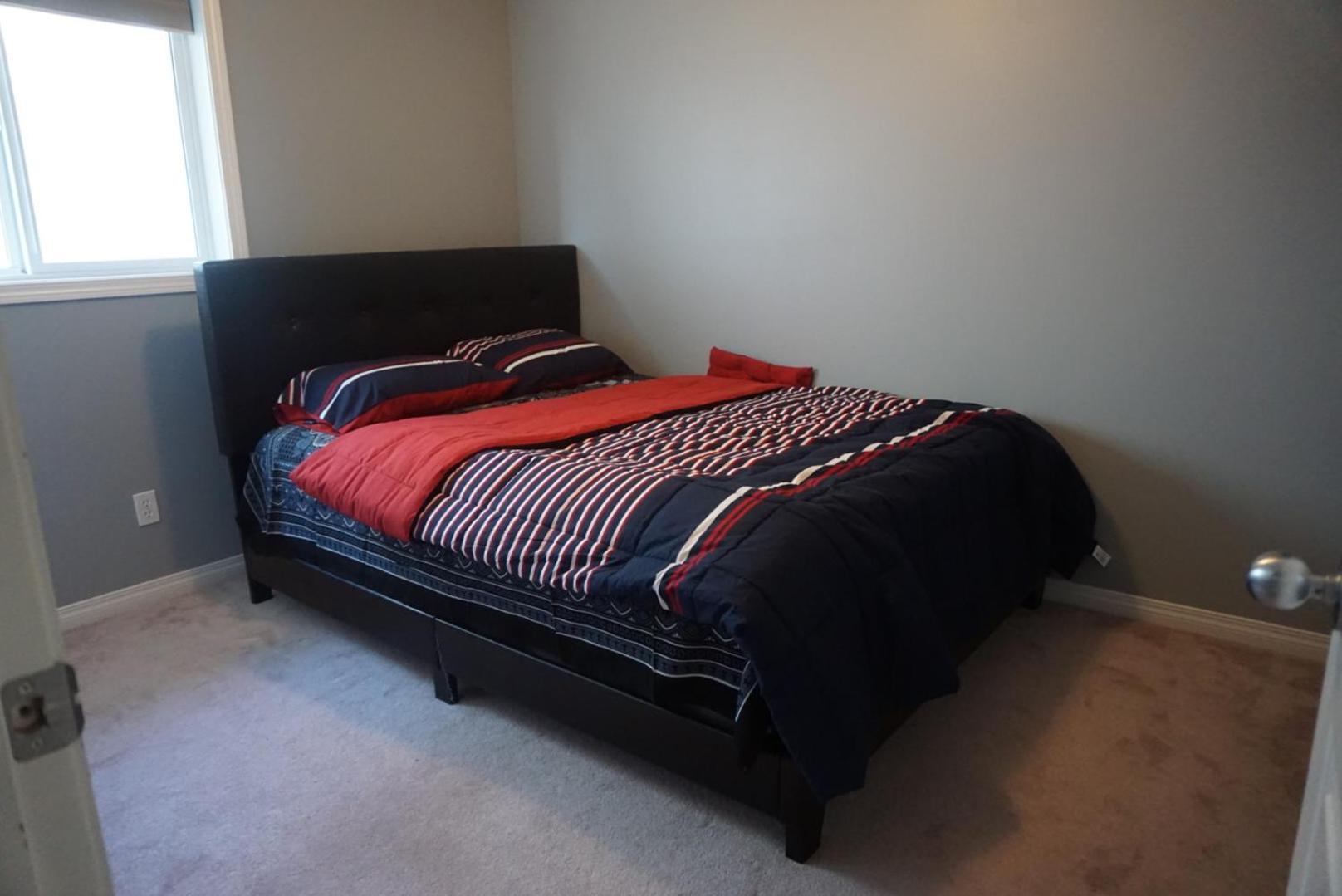 Cozy Comfort In Se Calgary, Canada Homestay