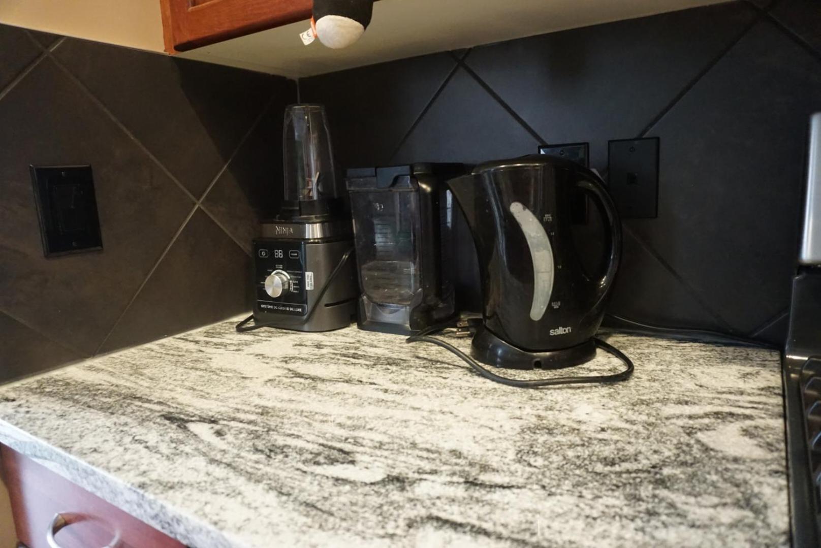 Cozy Comfort In Se Calgary, Canada Homestay *
